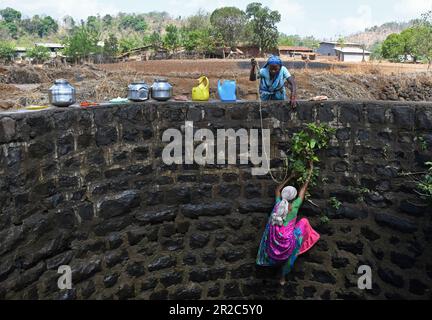 Mumbai, Maharashtra, Indien. 16. Mai 2023. In Telamwadi bei Vihigaon, Shahapur Taluka im Bezirk Thane bei Mumbai, sieht man eine Frau, die aus einem Brunnen klettert. Die Dorfbewohner sind während der Sommermonate mit akuter Wasserknappheit konfrontiert, da sie durch einen Wassertransporter, der nur einmal am Tag Wasser in den Brunnen entlädt, Wasser erhalten, was für sie und ihre Rinder für den täglichen Gebrauch nicht ausreicht. (Kreditbild: © Ashish Vaishnav/SOPA Images via ZUMA Press Wire) NUR REDAKTIONELLE VERWENDUNG! Nicht für den kommerziellen GEBRAUCH! Stockfoto