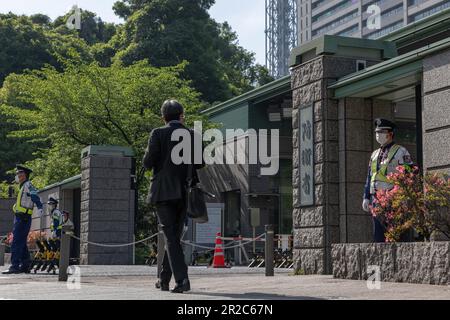 Tokio, Japan. 18. Mai 2023. Ein Mann geht vor das Haupttor des japanischen Verteidigungsministeriums in Tokio. Die japanische Regierung investiert mehr in ihre Selbstverteidigungskapazitäten, um China von feindlichen Aktivitäten gegenüber japanischem Territorium um die Senkaku-Inseln abzuhalten. Kredit: SOPA Images Limited/Alamy Live News Stockfoto