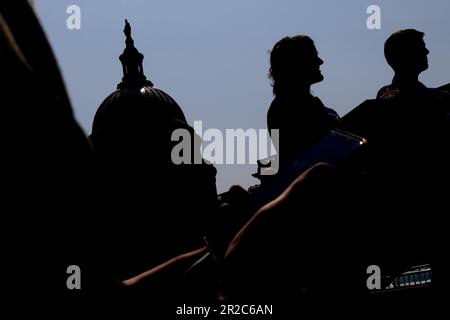 Der Astronaut Jeremy Hansen der Canadian Space Agency und die NASA-Astronautin Christina Hammock Koch schauen auf einer Pressekonferenz über die NASA-Mission Artemis II außerhalb des Kapitols in Washington, DC, am Donnerstag, den 18. Mai 2023. Kredit: Julia Nikhinson/CNP/MediaPunch Stockfoto