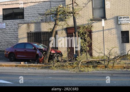 Paterson, Usa. 18. Mai 2023. Ein einzelnes Fahrzeug stößt gegen einen Baum und einen Briefkasten und hinterlässt mehrere Zweige, schwere Schäden und Verunreinigungen auf den Bürgersteigen und auf der Straße. Ein einzelnes Fahrzeug stürzte gegen einen Baum und einen Briefkasten, sodass eine Person eine Herz-Lungen-Wiederbelebung erhalten musste. Zu diesem Zeitpunkt ist nicht bekannt, in welchem Zustand sich die Person befindet. Der Tatort wurde mit Tatortband festgehalten. Die Polizei von Paterson bewachte das Gebiet, um die Beweise zu bewahren. Der Unfall ereignete sich gegen 7:00 Uhr Eastern Time, Donnerstagabend. Kredit: SOPA Images Limited/Alamy Live News Stockfoto