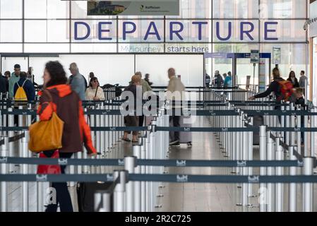 Luxemburg, Luxemburg. 16. Mai 2023. Passagiere gehen mit ihrem Gepäck zu den Abflugschaltern am luxemburgischen Flughafen Findel. Nach einem massiven Rückgang der Passagierzahlen während der Corona-Pandemie hat sich die Lage am Flughafen Luxemburg im letzten Jahr wieder verbessert. (An dpa: 'Luxembourg Airport on the Upswing again') Kredit: Harald Tittel/dpa/Alamy Live News Stockfoto