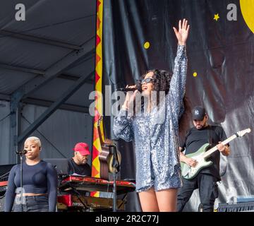 NEW ORLEANS, LA, USA - H.E.R. tritt auf der Congo Square Stage beim New Orleans Jazz and Heritage Festival auf Stockfoto