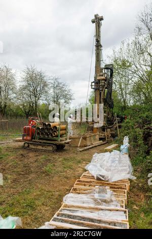 PRODUKTION – 19. April 2023, Baden-Württemberg, Offenburg: Zwei Mitarbeiter eines Bohrunternehmens nehmen Bodenproben mit einem Bohrgerät. Wenn die Deutsche Bahn einen neuen Tunnel baut oder anderweitig in das Gelände eingreift, extrahiert sie große Mengen von ausgehobenem Material aus der Erde - allein in Deutschland mehrere Millionen Tonnen pro Jahr. Mit einer neuen Start-up-Idee bringt die DB die vielen Tonnen Sand, Kies, Ton und Naturstein wieder in den Konjunkturzyklus und möchte daher Ressourcen schonen: Das Unternehmensgründungsunternehmen Erdpool, das mineralische Rohstoffe aus Bauprojekten direkt a d zum Verkauf anbietet Stockfoto