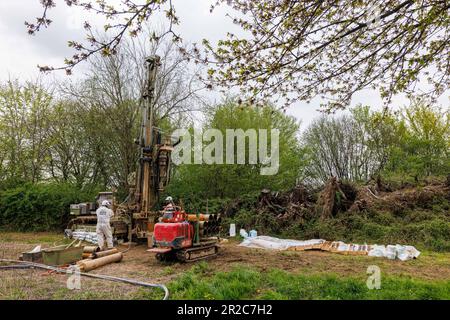 PRODUKTION – 19. April 2023, Baden-Württemberg, Offenburg: Zwei Mitarbeiter eines Bohrunternehmens nehmen Bodenproben mit einem Bohrgerät. Wenn die Deutsche Bahn einen neuen Tunnel baut oder anderweitig in das Gelände eingreift, extrahiert sie große Mengen von ausgehobenem Material aus der Erde - allein in Deutschland mehrere Millionen Tonnen pro Jahr. Mit einer neuen Start-up-Idee bringt die DB die vielen Tonnen Sand, Kies, Ton und Naturstein wieder in den Konjunkturzyklus und möchte daher Ressourcen schonen: Das Unternehmensgründungsunternehmen Erdpool, das mineralische Rohstoffe aus Bauprojekten direkt a d zum Verkauf anbietet Stockfoto