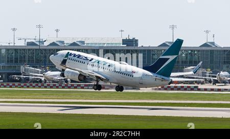 Richmond, British Columbia, Kanada. 16. Mai 2023. Ein WestJet Airlines Boeing 737-700 Jetliner (C-GGWJ) startet vom Vancouver International Airport. (Kreditbild: © Bayne Stanley/ZUMA Press Wire) NUR REDAKTIONELLE VERWENDUNG! Nicht für den kommerziellen GEBRAUCH! Stockfoto