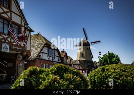 Solvang ist eine Stadt im Santa Ynez Valley im Süden Kaliforniens. Es ist bekannt für seine dänische Architektur und viele Weingüter. Stockfoto