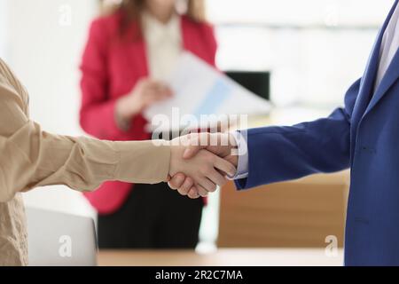 Geschäftspartner geben sich nach einem guten Deal im Büro die Hand Stockfoto