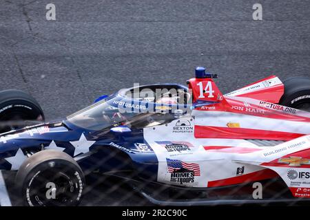 Indianapolis, USA. 18. Mai 2023. INDIANAPOLIS, INDIANA - MAI 18: Santino Ferrucci(14) übt am 18. Mai 2023 in Indianapolis, Indiana, für den 2023 Indy 500 auf dem Indianapolis Motor Speedway. Kredit: Jeremy Hogan/Alamy Live News Stockfoto