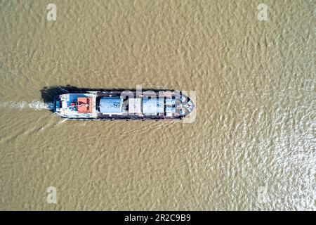 Transport von Waren auf Flusswasser. Ein Lastkahn schwimmt auf dem Fluss. Transport von Waren. Stockfoto