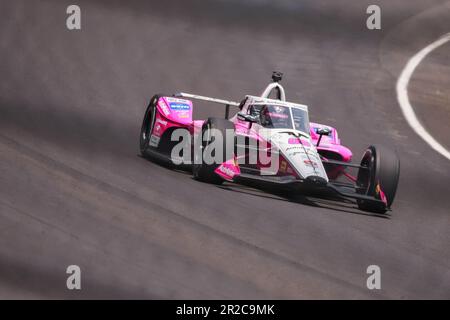 Indianapolis, Usa. 18. Mai 2023. IndyCar-Fahrer Helio Castroneves (06) trainiert für den 2023 Indy 500 auf dem Indianapolis Motor Speedway in Indianapolis. Kredit: SOPA Images Limited/Alamy Live News Stockfoto