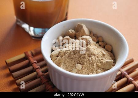 Brauereihefen-Flocken in einem Glas Wasser mischen Stockfoto