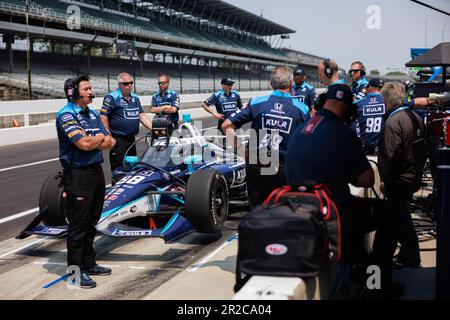 Indianapolis, Usa. 18. Mai 2023. IndyCar-Fahrer Marco Andretti (98) trainiert für den 2023 Indy 500 auf dem Indianapolis Motor Speedway in Indianapolis. (Foto: Jeremy Hogan/SOPA Images/Sipa USA) Guthaben: SIPA USA/Alamy Live News Stockfoto
