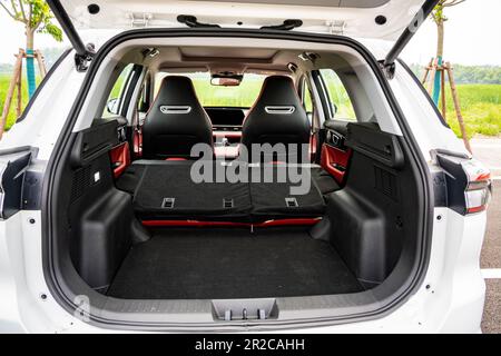 Der Kofferraum (Kofferraum) eines Chery Tiggo 7 Pro SUV-Wagens (gekennzeichnet auf dem Tiggo 7 Plus für China) mit umgeklappten Rücksitzen, das während eines Tests in Sha abgebildet wurde Stockfoto