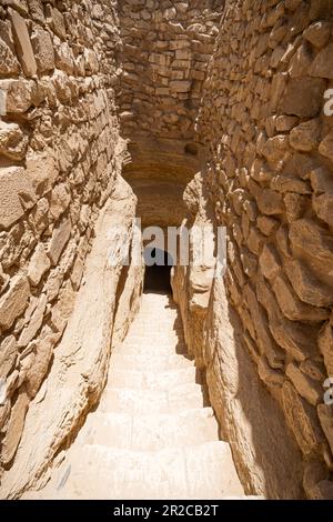 Falscher Eingang zur Pyramide von Djoser in Sakkara. Steigen Sie in den Kerker. Stockfoto