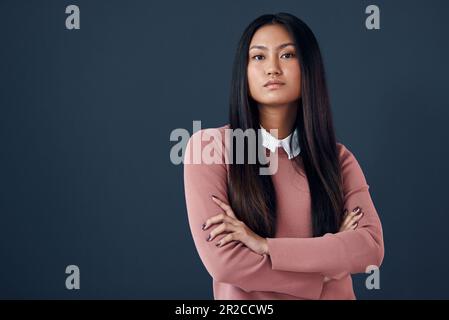 Selbstbewusst, Porträt einer koreanischen Frau und in einem Studio mit verschränkten Armen. Befähigung oder elegant, Corporate Worker und mit Ernsthaftigkeit posieren Stockfoto