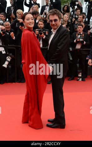 18. Mai 2023, CANNES, Frankreich: CANNES, FRANKREICH - MAI 18: Jean-Michel Jarre und Gong Li besuchen den roten Teppich „Indiana Jones and the Dial of Destiny“ während des 76. Jährlichen Filmfestivals in Cannes am 18. Mai 2023 im Palais des Festivals in Cannes, Frankreich. (Kreditbild: © Frederick Injimbert/ZUMA Press Wire) NUR REDAKTIONELLE VERWENDUNG! Nicht für den kommerziellen GEBRAUCH! Stockfoto