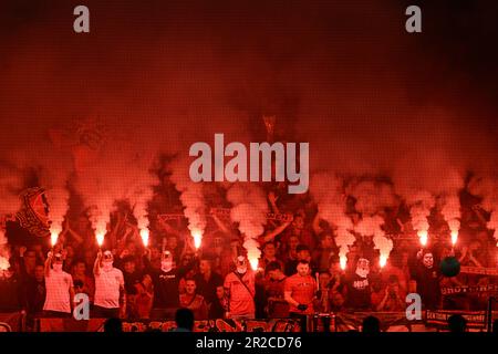 Leverkusen, Deutschland. 18. Mai 2023. Fußball: Europa League, Bayer Leverkusen - AS Roma, K.o.-Runde, Halbfinale, Second Legs, BayArena. Leverkusen feuert Pyrotechnik. Kredit: Federico Gambarini/dpa/Alamy Live News Stockfoto