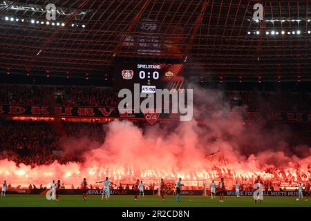 Leverkusen, Deutschland. 18. Mai 2023. Fußball: Europa League, Bayer Leverkusen - AS Roma, K.o.-Runde, Halbfinale, Second Legs, BayArena. Leverkusen feuert Pyrotechnik. Kredit: Federico Gambarini/dpa/Alamy Live News Stockfoto