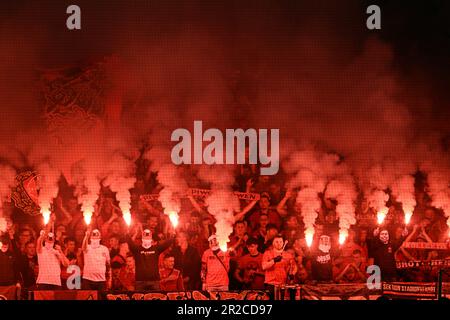 Leverkusen, Deutschland. 18. Mai 2023. Fußball: Europa League, Bayer Leverkusen - AS Roma, K.o.-Runde, Halbfinale, Second Legs, BayArena. Leverkusen feuert Pyrotechnik. Kredit: Federico Gambarini/dpa/Alamy Live News Stockfoto