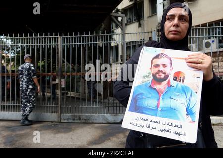 Beirut, Libanon. 18. Mai 2023. Familien von Opfern von Port Blast demonstrieren am 18 2023. Mai in Adlye, dem Justizpalast in Beirut, Libanon. Gegen Mittag brannten wütende Verwandte vor dem Palast Reifen ab, um Gerechtigkeit für ihre Geliebten zu fordern. (Foto: Elisa Gestri/SIPA USA) Kredit: SIPA USA/Alamy Live News Stockfoto