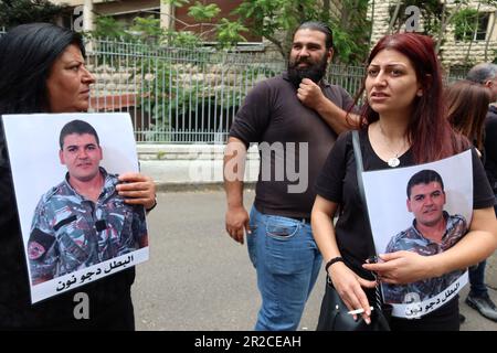 Beirut, Libanon. 18. Mai 2023. Familien von Opfern von Port Blast demonstrieren am 18 2023. Mai in Adlye, dem Justizpalast in Beirut, Libanon. Gegen Mittag brannten wütende Verwandte vor dem Palast Reifen ab, um Gerechtigkeit für ihre Geliebten zu fordern. (Foto: Elisa Gestri/SIPA USA) Kredit: SIPA USA/Alamy Live News Stockfoto