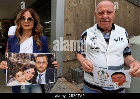 Beirut, Libanon. 18. Mai 2023. Familien von Opfern von Port Blast demonstrieren am 18 2023. Mai in Adlye, dem Justizpalast in Beirut, Libanon. Gegen Mittag brannten wütende Verwandte vor dem Palast Reifen ab, um Gerechtigkeit für ihre Geliebten zu fordern. (Foto: Elisa Gestri/SIPA USA) Kredit: SIPA USA/Alamy Live News Stockfoto