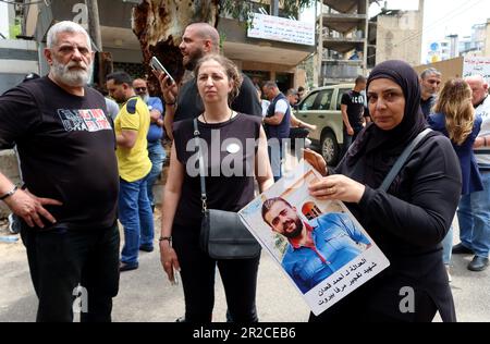 Beirut, Libanon. 18. Mai 2023. Familien von Opfern von Port Blast demonstrieren am 18 2023. Mai in Adlye, dem Justizpalast in Beirut, Libanon. Gegen Mittag brannten wütende Verwandte vor dem Palast Reifen ab, um Gerechtigkeit für ihre Geliebten zu fordern. (Foto: Elisa Gestri/SIPA USA) Kredit: SIPA USA/Alamy Live News Stockfoto