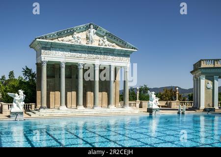 Hearst Castle, früher bekannt als La Cuesta Encantada, ist ein historisches Anwesen in San Simeon, das sich an der Zentralküste von Kalifornien befindet Stockfoto