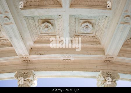 Hearst Castle, früher bekannt als La Cuesta Encantada, ist ein historisches Anwesen in San Simeon, das sich an der Zentralküste von Kalifornien befindet Stockfoto