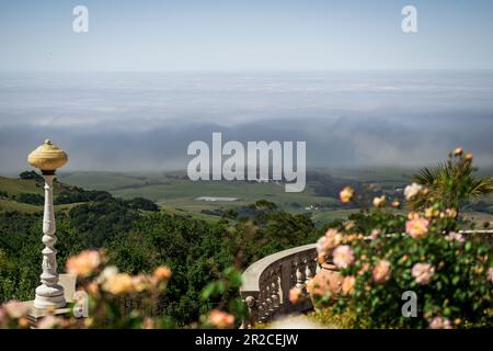 Hearst Castle, früher bekannt als La Cuesta Encantada, ist ein historisches Anwesen in San Simeon, das sich an der Zentralküste von Kalifornien befindet Stockfoto