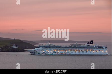 Crosshaven, Cork, Irland. 19. Mai 2023. Das Kreuzfahrtschiff Norwegian Star nähert sich im Morgengrauen dem Roches Point Lighthouse, während sie einen Tagesausflug nach Cobh, Co. Unternimmt Cork, Irland. David Creedon/Alamy Live News Stockfoto