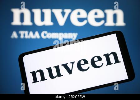 Kiew, Ukraine. 18. Mai 2023. In dieser Fotoabbildung ist das Nuveen Logo auf einem Smartphone und einem pc-Bildschirm zu sehen. Kredit: SOPA Images Limited/Alamy Live News Stockfoto