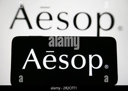 Kiew, Ukraine. 18. Mai 2023. In dieser Abbildung ist das Aesop-Logo auf einem Smartphone und einem pc-Bildschirm zu sehen. Kredit: SOPA Images Limited/Alamy Live News Stockfoto