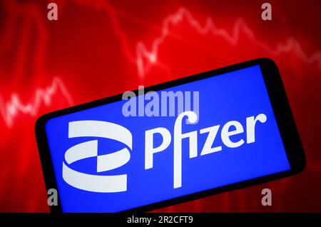 Kiew, Ukraine. 18. Mai 2023. In dieser Abbildung ist das Pfizer-Logo auf einem Smartphone-Bildschirm zu sehen. Kredit: SOPA Images Limited/Alamy Live News Stockfoto