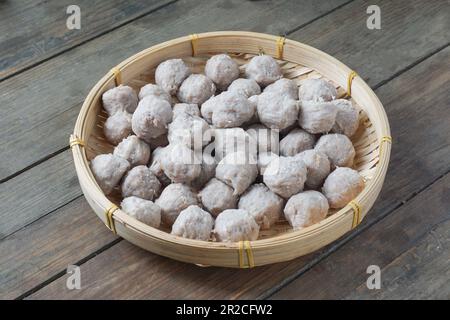 Pentol oder Fleischbällchen oder Pentol Bakso ist ein indonesisches Lebensmittel aus Rindfleisch. Am besten heiß oder auch mit Suppe. Stockfoto