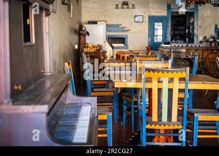 Mountainair, New Mexico, USA – farbenfrohe Designs im Speisesaal des historischen Shaffer Hotels Stockfoto