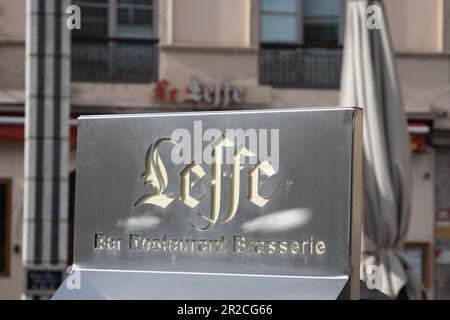 Bordeaux , Aquitaine France - 05 02 2023 : Leffe belgisches Bier, Text und Wandmarkenlogo auf Bar-Shop-Restaurant Stockfoto