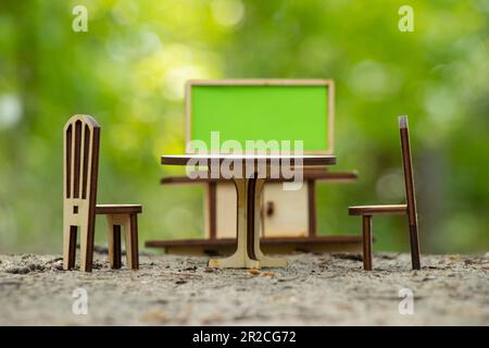 TV-Tisch und -Stuhl in Miniatur aus Holzständer auf dem Boden in einem Fuchs Stockfoto