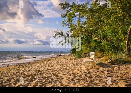 Wunderschöne Küstenlandschaft an einem Sommerferientag. Weiße Bank am Strand mit dem wellenförmigen Meer im Hintergrund. Foto wurde in Gdynia, Polen, aufgenommen. Stockfoto