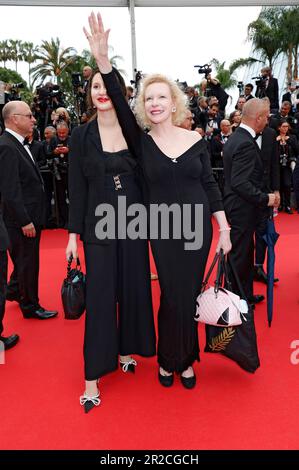 Cannes, Frankreich. 18. Mai 2023. Sunnyi Melles mit Tochter Leonille Elisabeth Judith Maria Anna Prinzessin zu Sayn-Wittgenstein-Sayn bei der Premiere des Kinofilms "Indiana Jones and the Dial of Destiny/Indiana Jones und das Rad des Schicksals" auf dem Festival de Cannes 2023/76. Internationale Filmfestspiele von Cannes im Palais des Festivals. Cannes, 18.05.2023 Kredit: Geisler-Fotopress GmbH/Alamy Live News Stockfoto