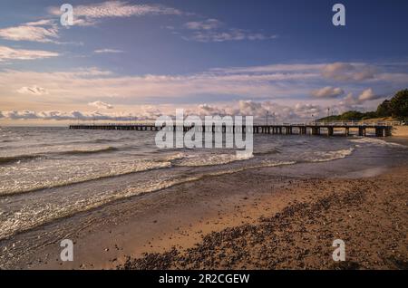 Bezaubernde Küstenlandschaft am Morgen. Beliebter Pier in Gdynia Orlowo an der Ostsee in Polen. Stockfoto