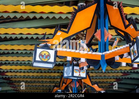 Mountainair, New Mexico, USA – farbenfrohe Designs im Speisesaal des historischen Shaffer Hotels Stockfoto