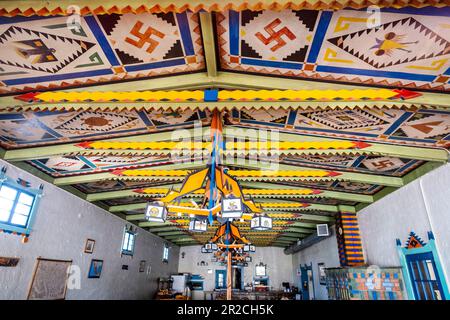 Mountainair, New Mexico - farbenfrohe Designs im historischen Shaffer Hotel. Das Hakenkreuz wurde von den Ureinwohnern als Symbol der Wiedergeburt angepasst. Stockfoto