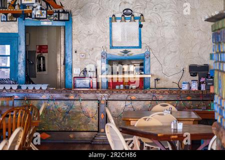 Mountainair, New Mexico - farbenfrohe Designs im historischen Shaffer Hotel. Das Hakenkreuz wurde von den Ureinwohnern als Symbol der Wiedergeburt angepasst. Stockfoto