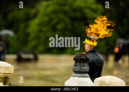 Die ewige Flamme für die Armeehelden während einer Militärzeremonie in Bukarest, Rumänien, am Grab des unbekannten Soldaten, an einem regnerischen Tag. Stockfoto