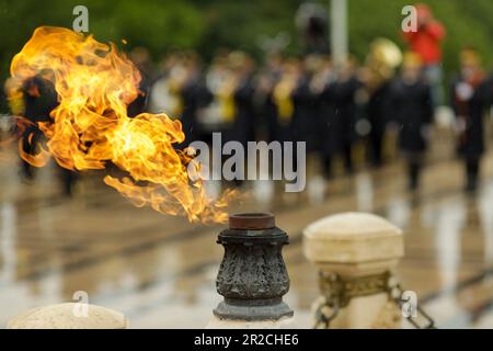 Die ewige Flamme für die Armeehelden während einer Militärzeremonie in Bukarest, Rumänien, am Grab des unbekannten Soldaten, an einem regnerischen Tag. Stockfoto