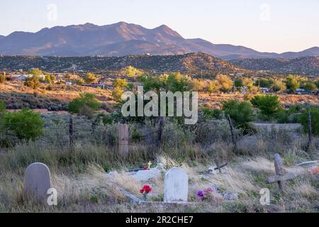 Der alte katholische Friedhof in Cerrillos, New Mexico, bei Sonnenuntergang Stockfoto