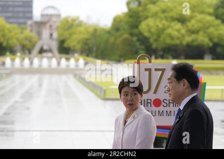 Hiroshima, Japan. 19. Mai 2023. Die japanische First Lady Yuko Kishida (L) sieht Premierminister Fumio Kishida im Friedenspark während eines Besuchs im Rahmen des G7. Hiroshima-Gipfels am 19. Mai 2023 in Hiroshima (Japan). (Foto von Franck Robichon/Pool) der G7. Gipfel in Hiroshima findet vom 19. Bis 21. Mai 2023 statt. (Credit Image: © POOL via ZUMA Press Wire) NUR REDAKTIONELLE VERWENDUNG! Nicht für den kommerziellen GEBRAUCH! Stockfoto