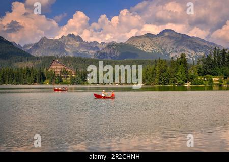 Strbske Pleso, Slowakei - 4. Juli 2016: Touristen schwimmende Boote auf dem Strbske Pleso See in der Hohen Tatra, Slowakei. Stockfoto