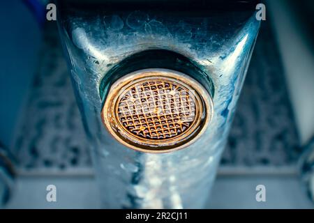 Strahldiffusor in der Wasserhahnnaht. Korrosion und Kalkablagerungen aus Wasser. Dreckiger, alter Wasserhahn im Waschbecken auf verschwommenem Hintergrund Stockfoto